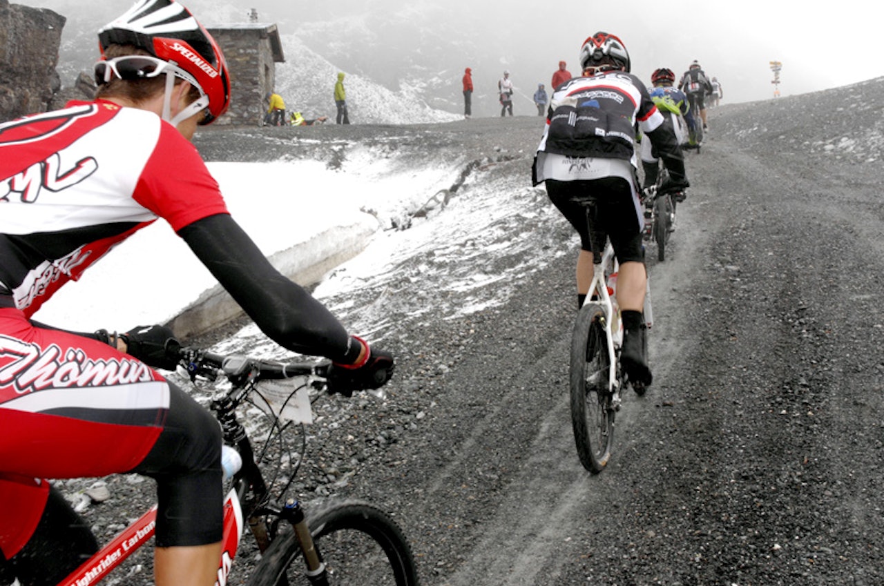 MINUSGRADER: På 2700 meter, høyt over Ischgl snødde det tett i det TransAlp passerte. Foto: Bene Altschuh MINUSGRADER: På 2700 meter, høyt over Ischgl snødde det tett i det TransAlp passerte. Foto: Bene Altschuh