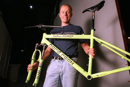 Versting: Dag Johnsen er sjef for design og utvikling hos Hard Rocx, her viser han grunnpakka for neste års desiderte toppmodell: Helium O.V.R.E.P., som havner på omkring 9 kilo iført Rock Shox SID World Cup og komplett XTR-gruppe med skive-bremser. Bildet gjengir fargen litt upresist, sjekk SID World Cup på rockshox.com for riktig farge. Versting: Dag Johnsen er sjef for design og utvikling hos Hard Rocx, her viser han grunnpakka for neste års desiderte toppmodell: Helium O.V.R.E.P., som havner på omkring 9 kilo iført Rock Shox SID World Cup og komplett XTR-gruppe med skive-bremser. Bildet gjengir fargen litt upresist, sjekk SID World Cup på rockshox.com for riktig farge.