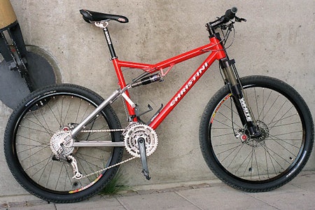 Ugler i mosen: Christini AWD kan ved første, kjappe øyekast se ut som en helt alminnelig terrengsykkel. Men den røper seg fort: Dette er verdens første, velfungerende fulldemper med tohjulstrekk. Ugler i mosen: Christini AWD kan ved første, kjappe øyekast se ut som en helt alminnelig terrengsykkel. Men den røper seg fort: Dette er verdens første, velfungerende fulldemper med tohjulstrekk.