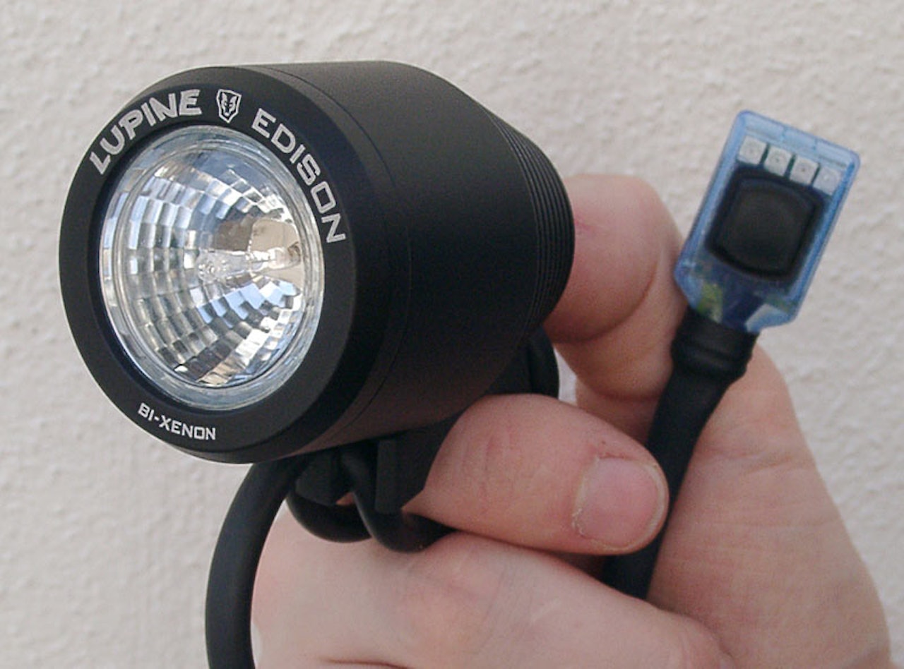 Edison: Selve lampen er liten, og har en bryter som kan festes ute på styret. Edison: Selve lampen er liten, og har en bryter som kan festes ute på styret.