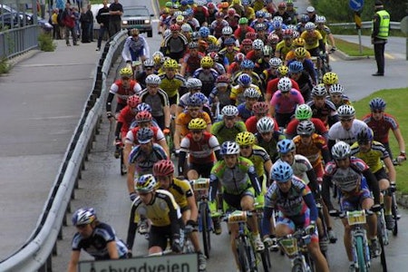 Ny startordning: Birkebeinerrittet har ny startordning i 2006. Her fra starten i eliteklassen i 2003. I år vil raskingene i eliteklassen starte kl. 14. Foto: Atle Ilsaas, www.visual-works.com. birken birkebeinerrittet