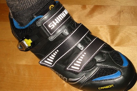 M221: Høyre sko med fot. På parkett. Pent, men det vanker fort juling av slikt. M221: Høyre sko med fot. På parkett. Pent, men det vanker fort juling av slikt.