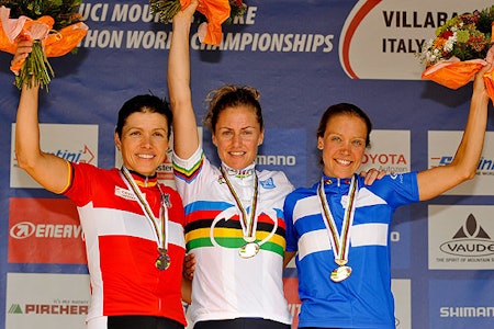 KVINNEPALLEN: Sabine Spitz, Gunn Rita Dahle og Pia Sundstedt tok henholdsvis sølv, gull og bronse. Foto: Armin Küstenbrück