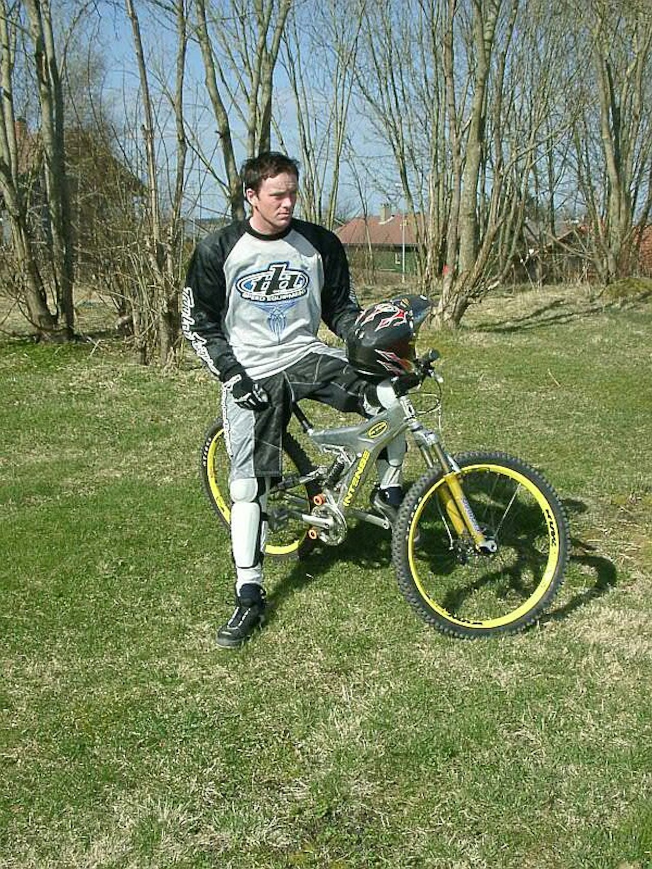 Hmmm... Hvor var det nå jeg la videokameraet? Sondre Norland i et ettertenksomt øyeblikk foran en meget travel høst som filmmaker. Hmmm... Hvor var det nå jeg la videokameraet? Sondre Norland i et ettertenksomt øyeblikk foran en meget travel høst som filmmaker.