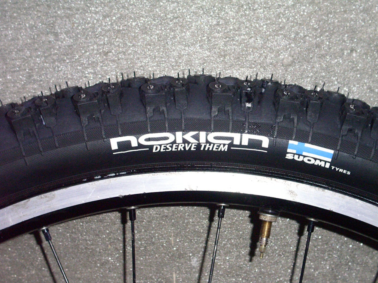 Freddie's SW 336: Dekket har samme pigger og tykkelse på gummien som det superlette WXC 300... Freddie's SW 336: Dekket har samme pigger og tykkelse på gummien som det superlette WXC 300...