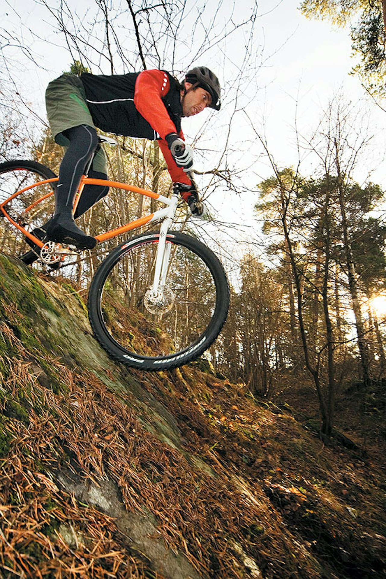 Dropp inn: Hold vekten balansert over sykkelen og trykk forhjulet ned i underlaget. Bruk begge bremsene for å kontrollere farten. Dropp inn: Hold vekten balansert over sykkelen og trykk forhjulet ned i underlaget. Bruk begge bremsene for å kontrollere farten.