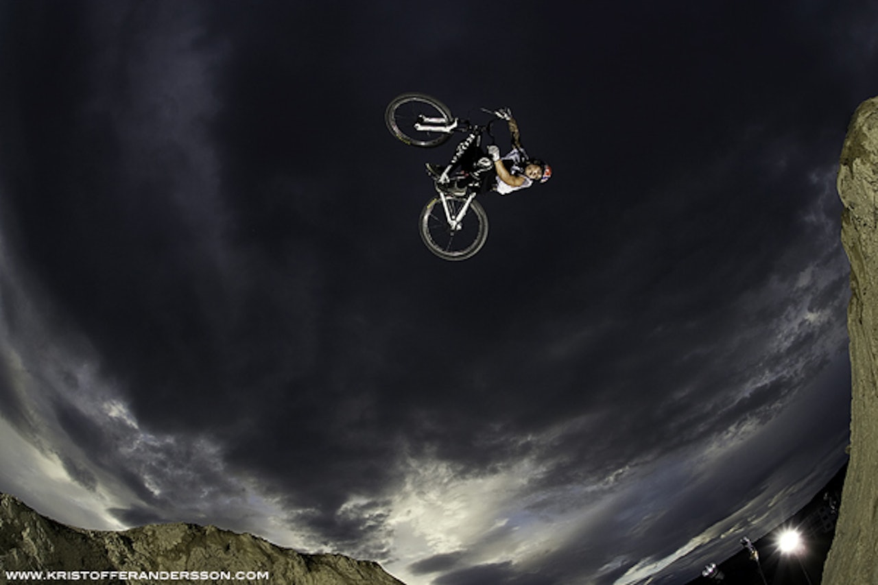 På en snurr: Kristoffer Anderson har tatt bildet av Andreu Lacondeguy i flat spinn over Hafjell.