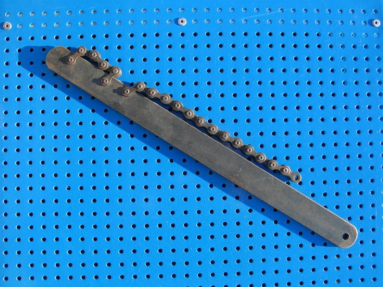 Med litt verktøy lager du enkelt din egen kjedepisk. Med litt verktøy lager du enkelt din egen kjedepisk.