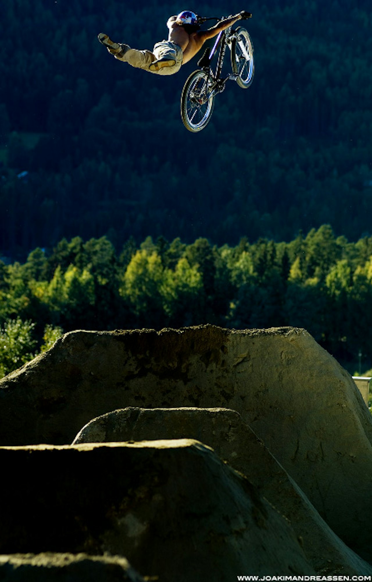 Andreu Lacondeguy svever over Hafjell i morgen. Foto: Joakim Andreassen Andreu Lacondeguy svever over Hafjell i morgen. Foto: Joakim Andreassen