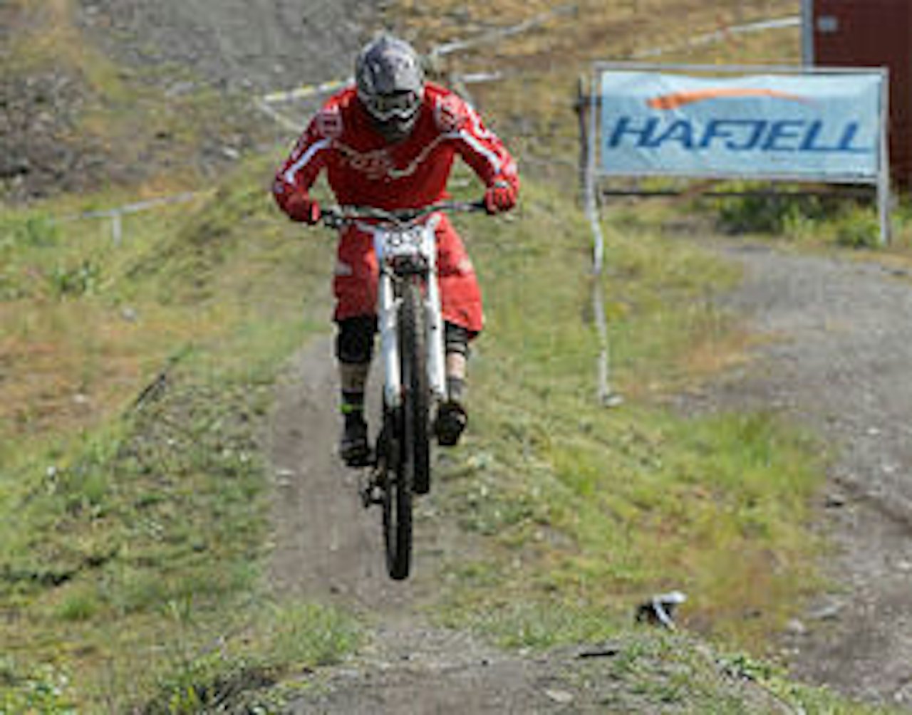 Espen Johnsen passerer mållinja i ekspressfart. Bilde: Endre Løvaas Espen Johnsen passerer mållinja i ekspressfart. Bilde: Endre Løvaas