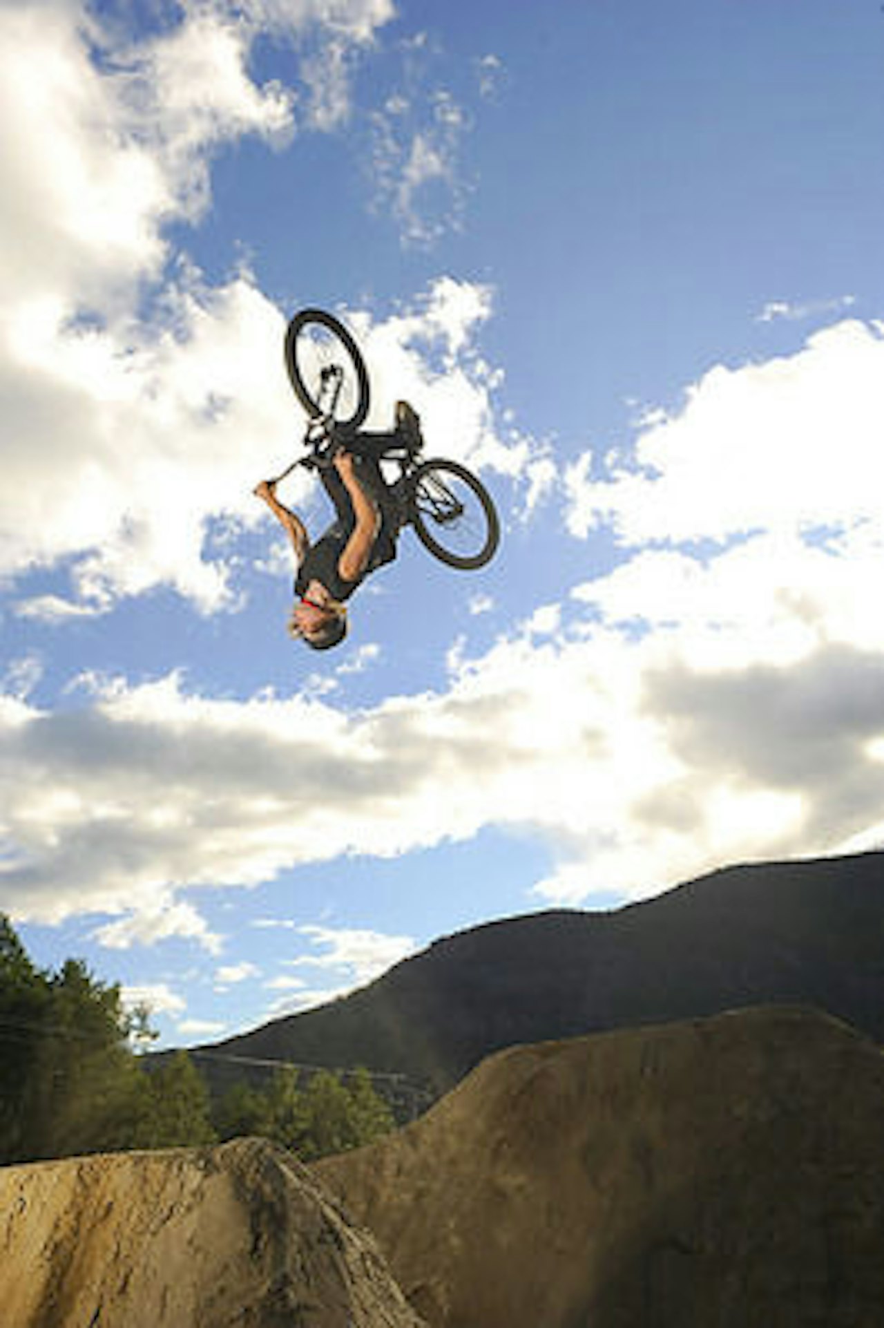 Makken i en skyhøy backflip. Foto: Endre Løvaas Makken i en skyhøy backflip. Foto: Endre Løvaas