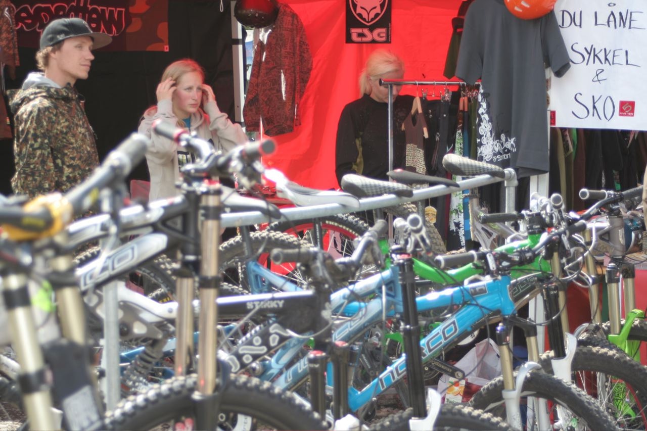 Demosykler: Alle som er med på Terrengsykkel-Jam kan prøvekjøre fete demosykler i Hafjell-løypene. Kursholder Sverre Værnes og Birgitte Løwe Johnsen hjelper til med sykkeloppsettet. Demosykler: Alle som er med på Terrengsykkel-Jam kan prøvekjøre fete demosykler i Hafjell-løypene. Kursholder Sverre Værnes og Birgitte Løwe Johnsen hjelper til med sykkeloppsettet.