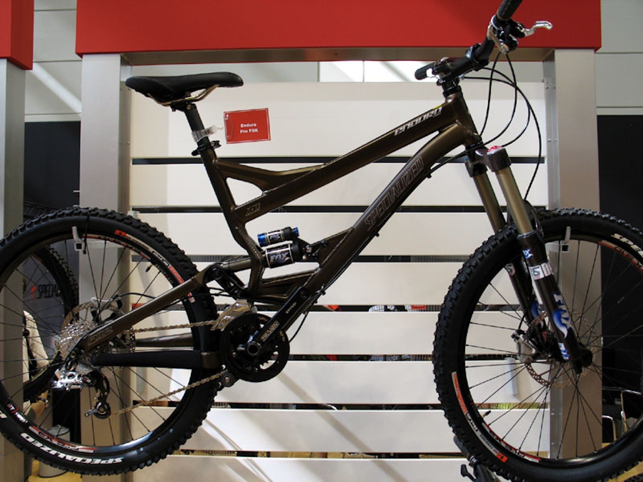 Spezialiced's Enduro er en skikkelig "hardcore" (må uttales med tysk aksent) stimaskin som skal tåle en trøkk, og som samtidig skal funke brillefint på lengre turer på blåsti. Farten oppover begrenses naturlig nok noe når sykkelen veier opp mot 15kg, men når det peker nedover er dette en sykkel som virkelig skinner. Spezialiced's Enduro er en skikkelig "hardcore" (må uttales med tysk aksent) stimaskin som skal tåle en trøkk, og som samtidig skal funke brillefint på lengre turer på blåsti. Farten oppover begrenses naturlig nok noe når sykkelen veier opp mot 15kg, men når det peker nedover er dette en sykkel som virkelig skinner.