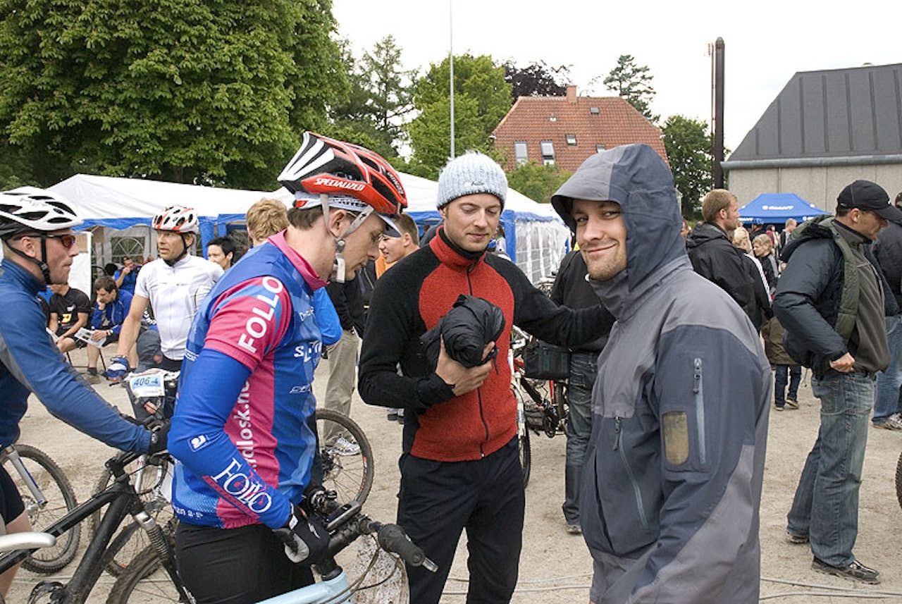 Veksling: Hjelpemann Johan er klar med tørr jakka. Hold captain Lars Birger er ankermann! Foto: Knut Aaser Veksling: Hjelpemann Johan er klar med tørr jakka. Hold captain Lars Birger er ankermann! Foto: Knut Aaser