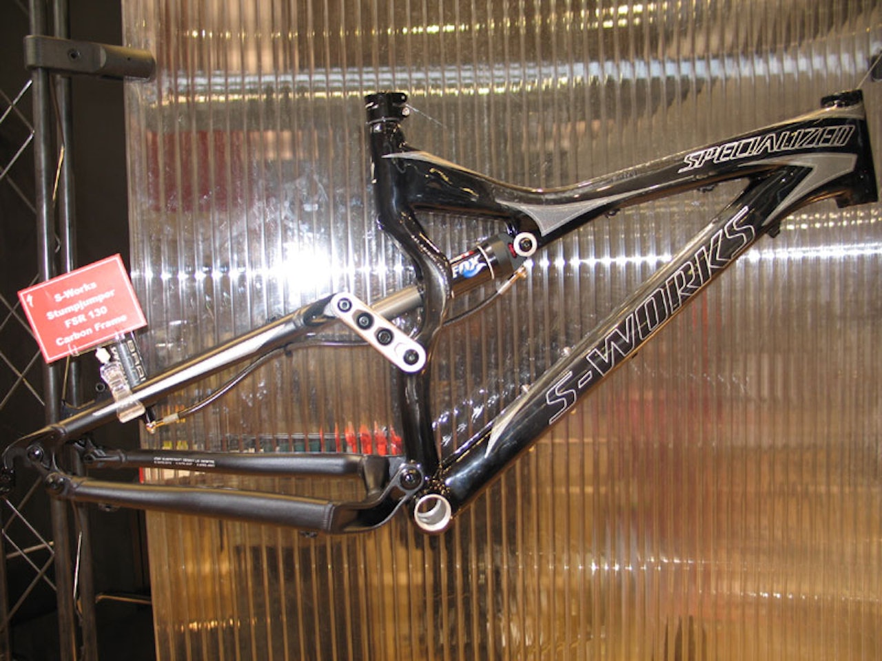 Specialized slår på stortromma når Stumpjumper'n fyller 25 år i 2006. Og hva er vel bedre enn en real stisykkel i karbon. Specialized slår på stortromma når Stumpjumper'n fyller 25 år i 2006. Og hva er vel bedre enn en real stisykkel i karbon.