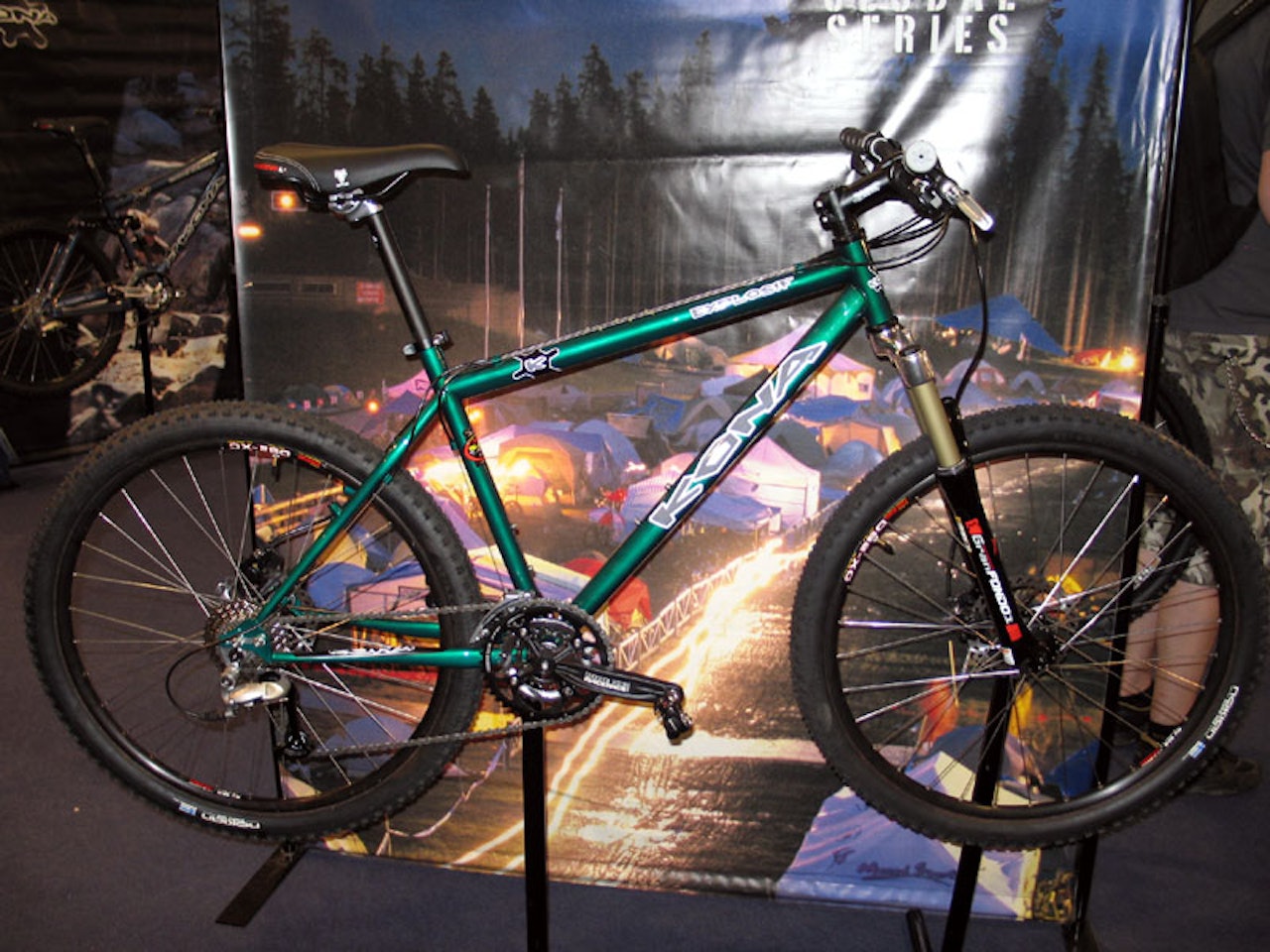 Kona har de siste par årene levert flere modeller i stål. Explosif er en real stisykkel til en relativt rimelig penge. Explosif kan også kjøpes som bare ramme. Med sine glidene dropouts gir den deg mulighet til å sette opp sykkelen som singlespeed uten problemer. Kona har de siste par årene levert flere modeller i stål. Explosif er en real stisykkel til en relativt rimelig penge. Explosif kan også kjøpes som bare ramme. Med sine glidene dropouts gir den deg mulighet til å sette opp sykkelen som singlespeed uten problemer.