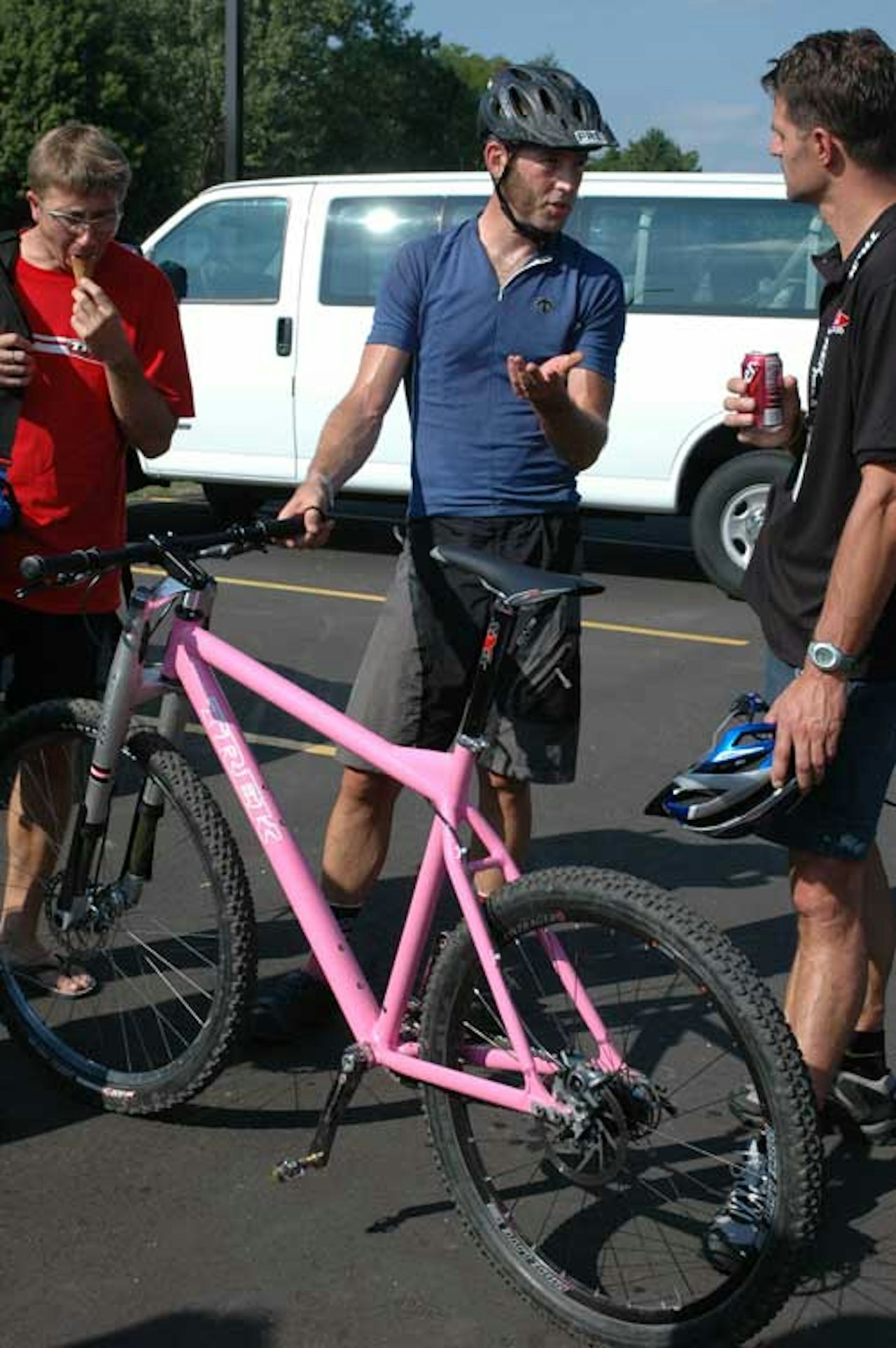 Pinkadilly Circus: Treks Zapata Espinosa forteller om sykkelen til et par nysgjerrigperer. Legg merke til forsterkninga mellom overrør og seterør. Foto: www.mbaction.com Pinkadilly Circus: Treks Zapata Espinosa forteller om sykkelen til et par nysgjerrigperer. Legg merke til forsterkninga mellom overrør og seterør. Foto: www.mbaction.com