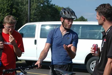 Pinkadilly Circus: Treks Zapata Espinosa forteller om sykkelen til et par nysgjerrigperer. Legg merke til forsterkninga mellom overrør og seterør. Foto: www.mbaction.com Pinkadilly Circus: Treks Zapata Espinosa forteller om sykkelen til et par nysgjerrigperer. Legg merke til forsterkninga mellom overrør og seterør. Foto: www.mbaction.com