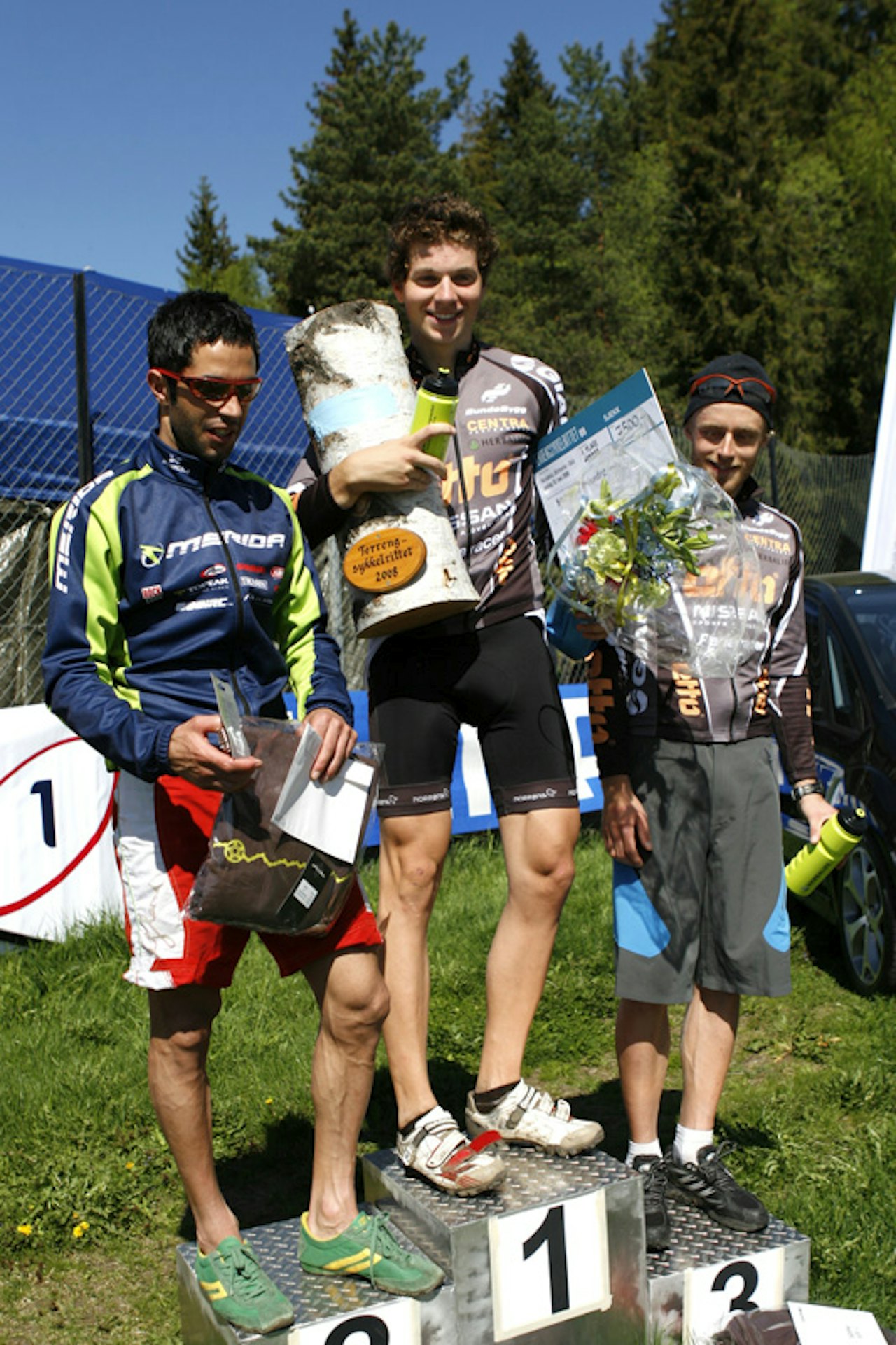 VINNERE: Håkon Austad (f.v), Anders Hovdenes og Martin Bratland. Foto: HP Hval VINNERE: Håkon Austad (f.v), Anders Hovdenes og Martin Bratland. Foto: HP Hval