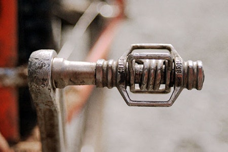 Minimal: Crank Bros Egg Beaters veier bare 283 gram pr par og består kun av 13 deler pr pedal. Men det hjelper ikke, så lenge den er uforutsigbar i bruk - utklikket er tregt og lett annenhver gang. Minimal: Crank Bros Egg Beaters veier bare 283 gram pr par og består kun av 13 deler pr pedal. Men det hjelper ikke, så lenge den er uforutsigbar i bruk - utklikket er tregt og lett annenhver gang.