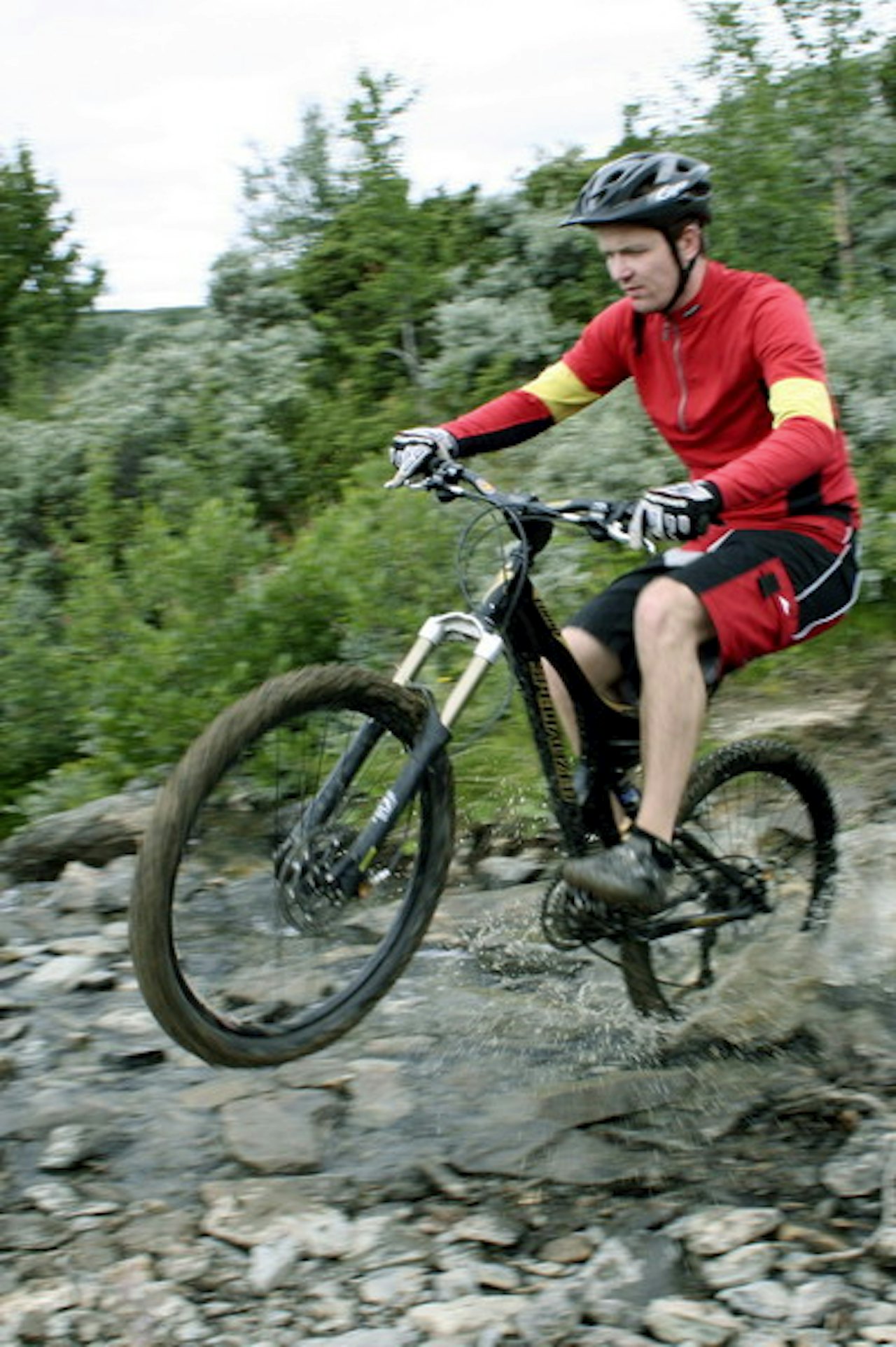 Style: Trond Hindenes gjør en perfekt rivercrossing på vei ned Åttern på Skeikampens vestside - et suverent avslutningsparti på enhver tur. Foto: Håkon Bakken Style: Trond Hindenes gjør en perfekt rivercrossing på vei ned Åttern på Skeikampens vestside - et suverent avslutningsparti på enhver tur. Foto: Håkon Bakken