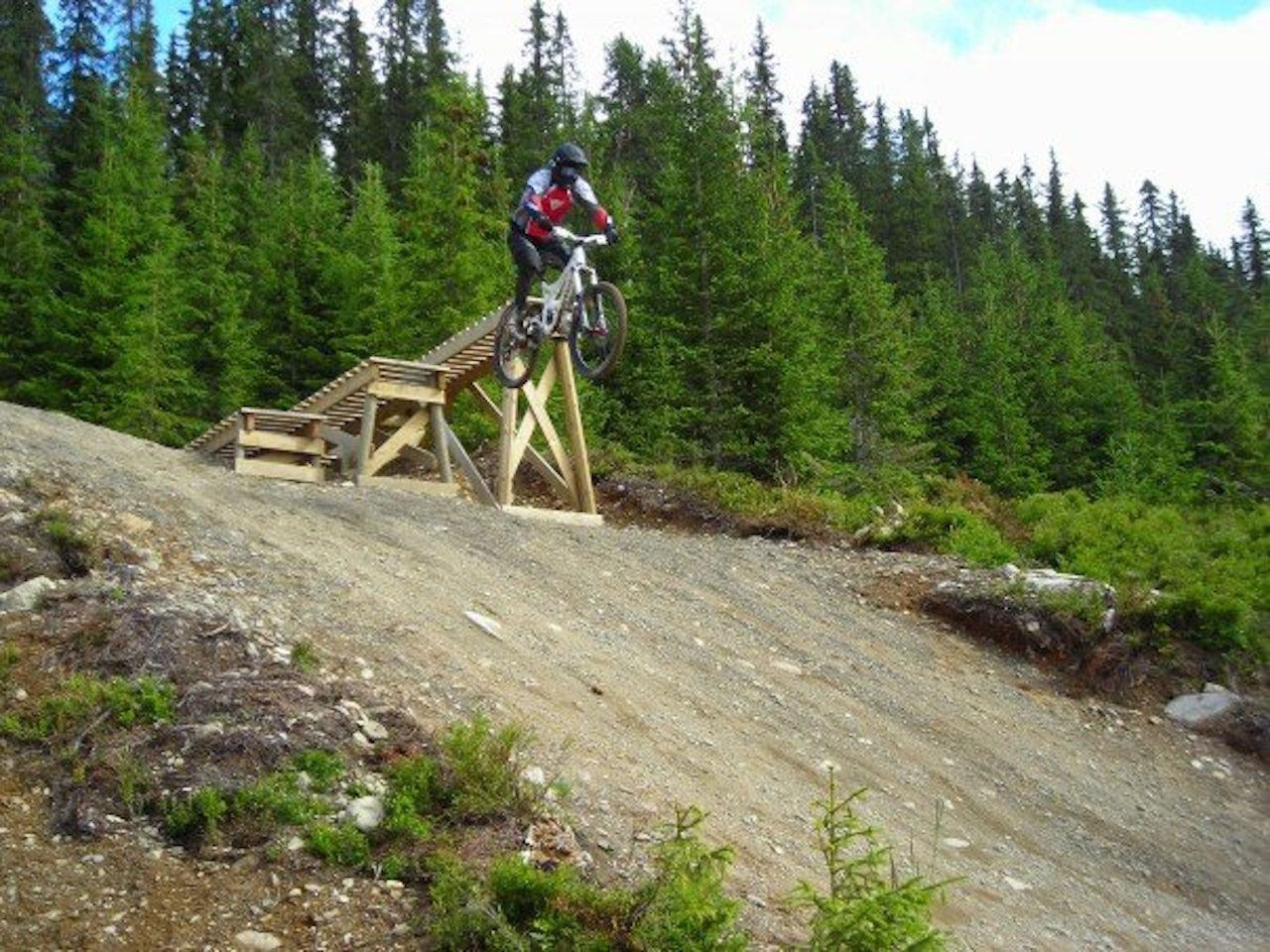 Ulykken skjedde i Dropzone, der en syklist dro skrått ut grushoppet som skimtes til venstre i bildet, samtidig som en kvinne var på vei ut et av plankehoppene. Ulykken skjedde i Dropzone, der en syklist dro skrått ut grushoppet som skimtes til venstre i bildet, samtidig som en kvinne var på vei ut et av plankehoppene.