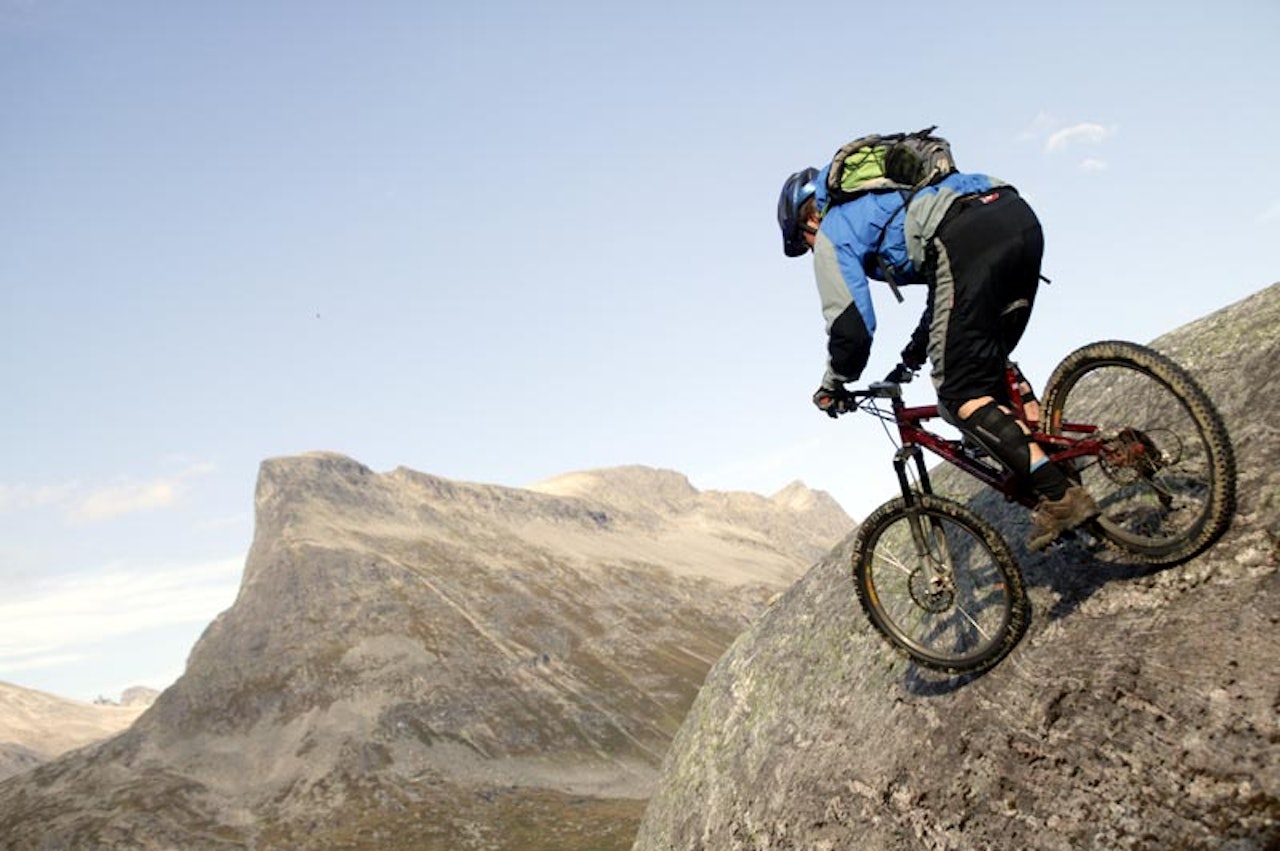 Svasyklingen ved Trollstigen byr på opprørt hav i størknet form. Helge Høyvik tar en bølge med breisida til. Svasyklingen ved Trollstigen byr på opprørt hav i størknet form. Helge Høyvik tar en bølge med breisida til.