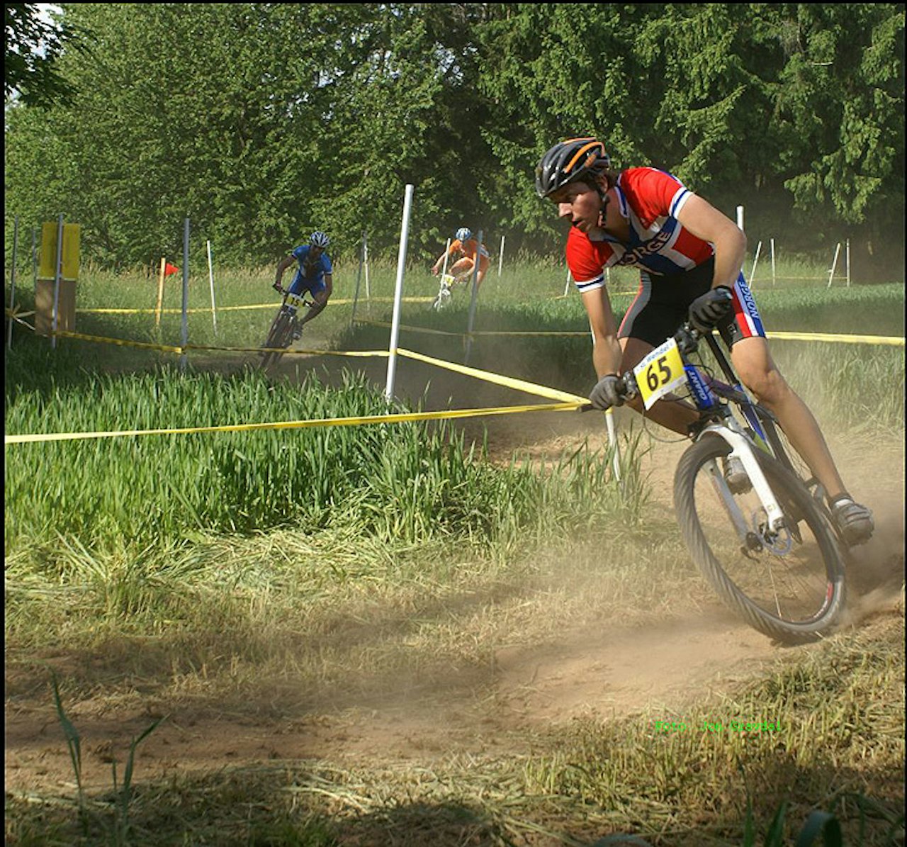 På gang Anders Hovdenes klatrer oppover mot verdenstoppen. To uker før VM tok han sesongens beste VC-plassering. Foto: Jon Gravdal På gang Anders Hovdenes klatrer oppover mot verdenstoppen. To uker før VM tok han sesongens beste VC-plassering. Foto: Jon Gravdal