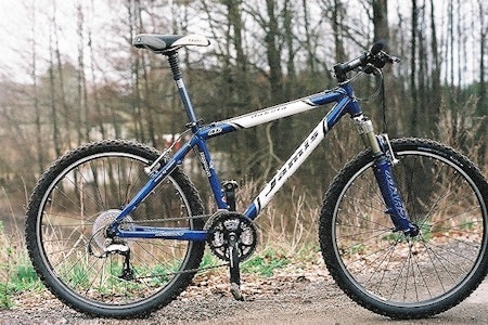 Kjekkas: Det er ikke mye å si på trynefaktoren her. Bontrager-style retro-dekaler faller i vår smak, Jamis har i det hele tatt en billedskjønn linje sykler for 2002. Kjekkas: Det er ikke mye å si på trynefaktoren her. Bontrager-style retro-dekaler faller i vår smak, Jamis har i det hele tatt en billedskjønn linje sykler for 2002.