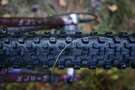 System 4 har et tett mønster på rullebanen, og forholdsvis tradisjonelt mellom- og sideknastmønster. Knottene er stabile, og gummien tillatter meget god deformasjon på steiner og røtter. System 4 har et tett mønster på rullebanen, og forholdsvis tradisjonelt mellom- og sideknastmønster. Knottene er stabile, og gummien tillatter meget god deformasjon på steiner og røtter.