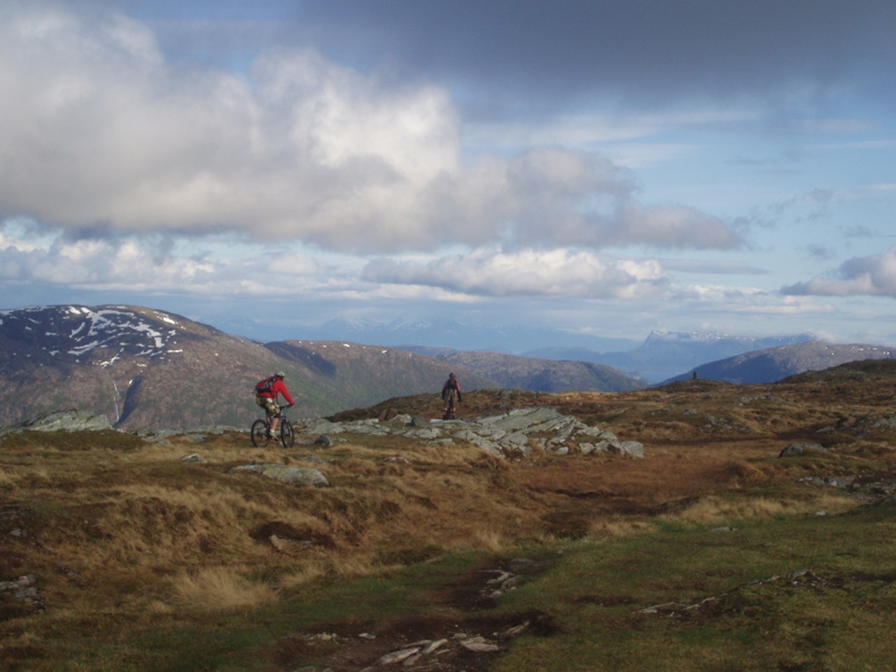 Idyll: Fantastiske sykkelopplevelser venter i fjellområdene over Bergen. Her er Erlend Røsjø og Kjell Erik Søvde på vei over Livarden i går ettermiddag. Foto: Tony Gjessvåg Idyll: Fantastiske sykkelopplevelser venter i fjellområdene over Bergen. Her er Erlend Røsjø og Kjell Erik Søvde på vei over Livarden i går ettermiddag. Foto: Tony Gjessvåg