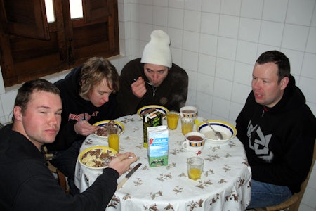 Prepp: Testpanelet skyfler i seg næringsrik føde og girer seg opp til nok en dag med knallhard testing i Spaniens land. Prepp: Testpanelet skyfler i seg næringsrik føde og girer seg opp til nok en dag med knallhard testing i Spaniens land.