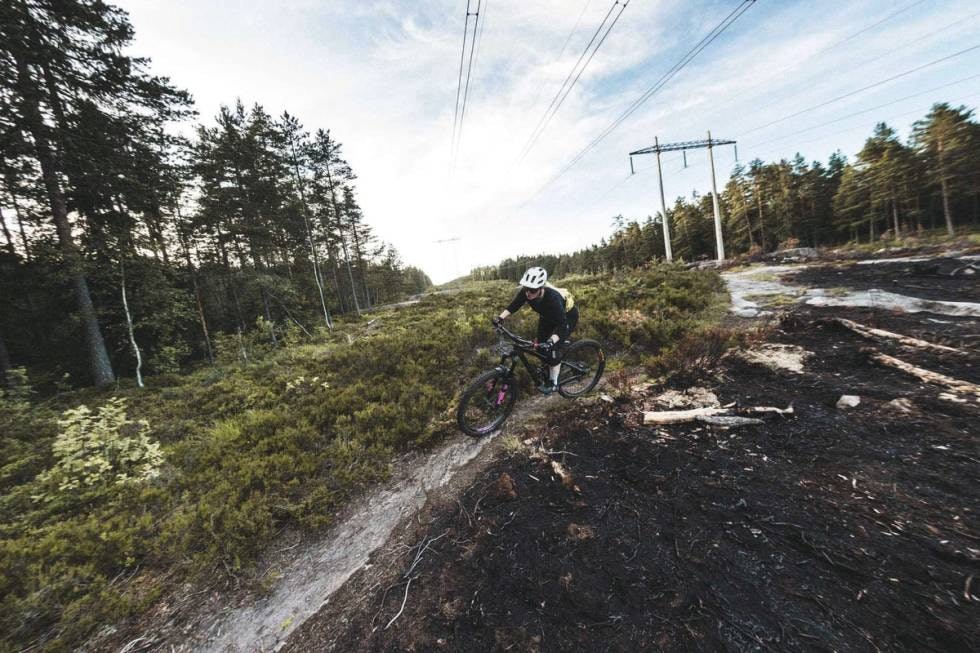BRANNTOMT: Stine Martine Fremo Lefdal sykler kanskje den mest ironiske stien i 2021, « Pyro».