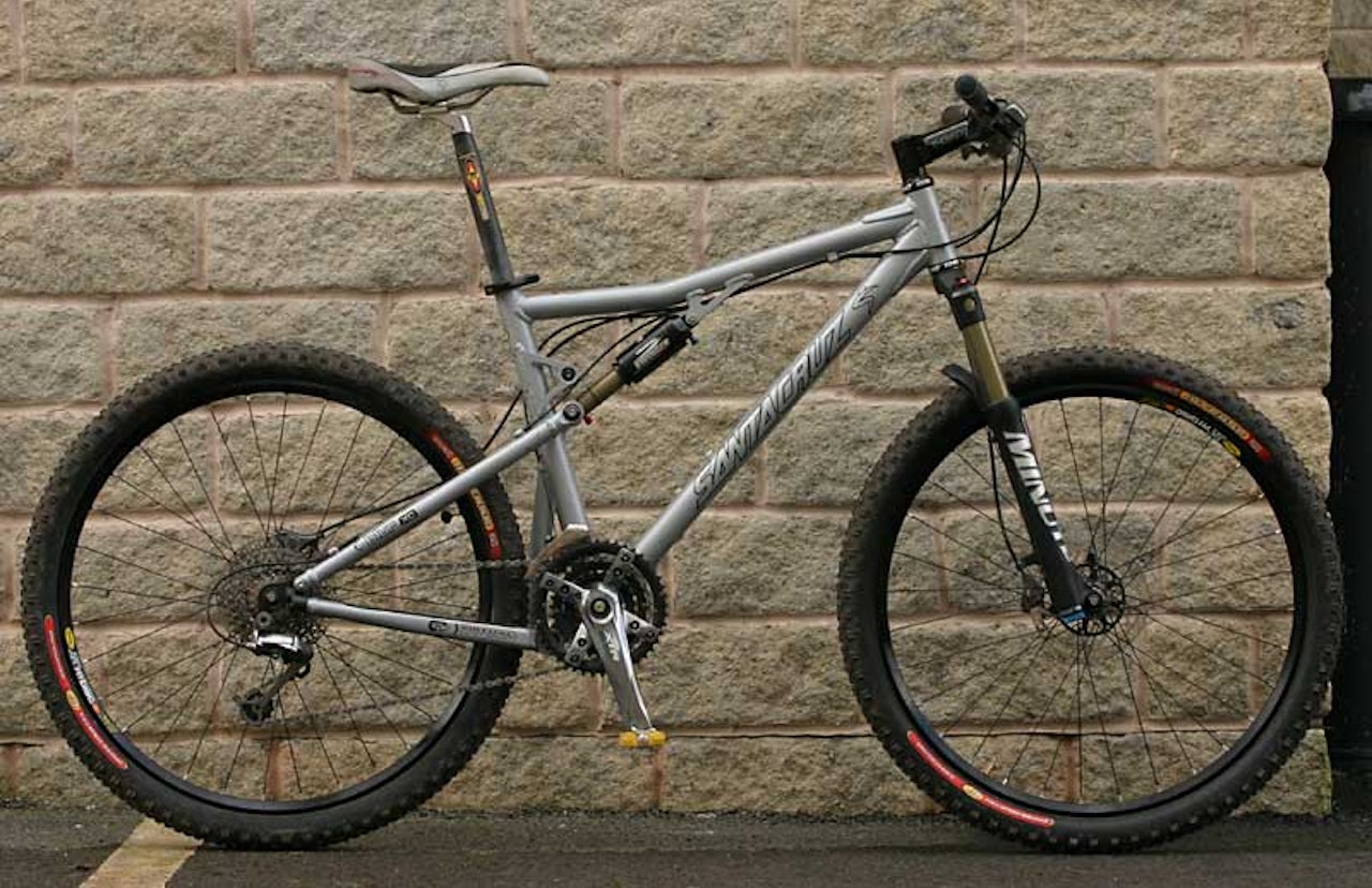 Santa Cruz Blur XC: Lik, men ulik. Litt lettere, men samme mengde vandring skal gjøre Blur XC mer race-orientert enn originalen. Santa Cruz Blur XC: Lik, men ulik. Litt lettere, men samme mengde vandring skal gjøre Blur XC mer race-orientert enn originalen.