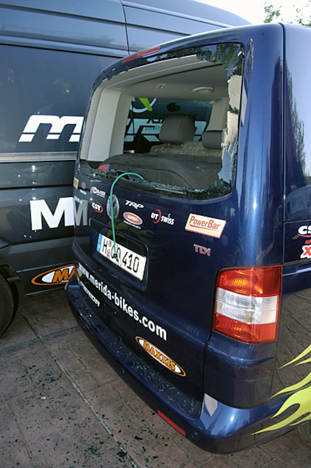 Knust En av rutene på lagbilene er knust. Denne gangen var bilene tomme. Knust En av rutene på lagbilene er knust. Denne gangen var bilene tomme.