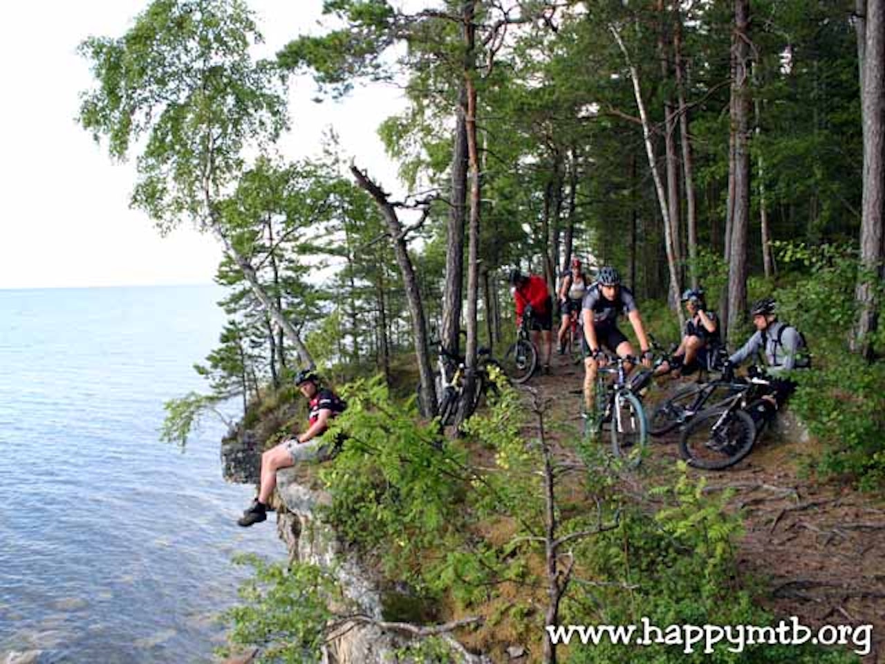 Episk sykling på tørre stier hos broderfolket. Episk sykling på tørre stier hos broderfolket.