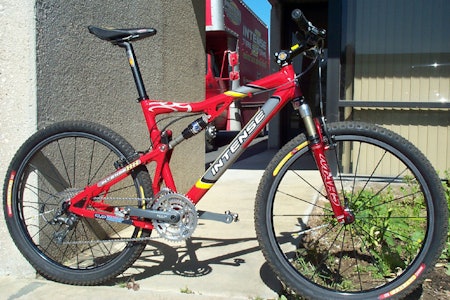 Intense VPP XC: Tracer var Intenses første forsøk på en rundbanesykkel, men den endte opp som en super stisykkel. Nå prøver de igjen... Intense VPP XC: Tracer var Intenses første forsøk på en rundbanesykkel, men den endte opp som en super stisykkel. Nå prøver de igjen...