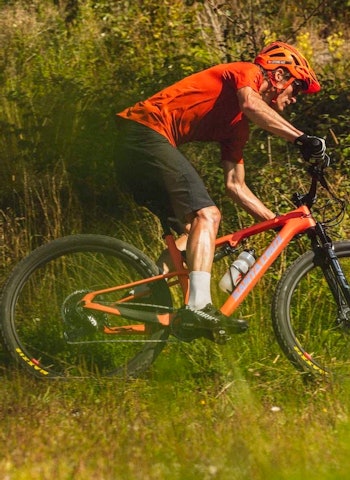 RASKE SYKLER: Rittfuldempere er laget for å sykles fort på i ritt og på trening. Foto: Kristoffer H. Kippernes Testing av Santa Cruz Blur 2021