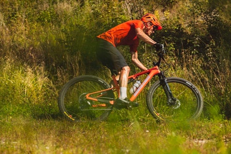 RASKE SYKLER: Rittfuldempere er laget for å sykles fort på i ritt og på trening. Foto: Kristoffer H. Kippernes Testing av Santa Cruz Blur 2021