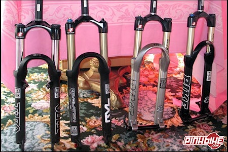 Velvel: Pene er de ikke, men Rock Shoxs 2006-gafler får sannsynligvis jobben gjort. Foto: pinkbike.com Velvel: Pene er de ikke, men Rock Shoxs 2006-gafler får sannsynligvis jobben gjort. Foto: pinkbike.com