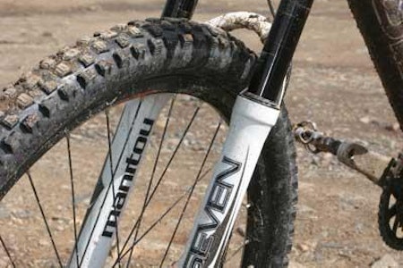 "Arse heaven"? Manitous nye XC-gaffel, R-Seven, kommer i to lengder: 80 eller 100 mm. "Arse heaven"? Manitous nye XC-gaffel, R-Seven, kommer i to lengder: 80 eller 100 mm.