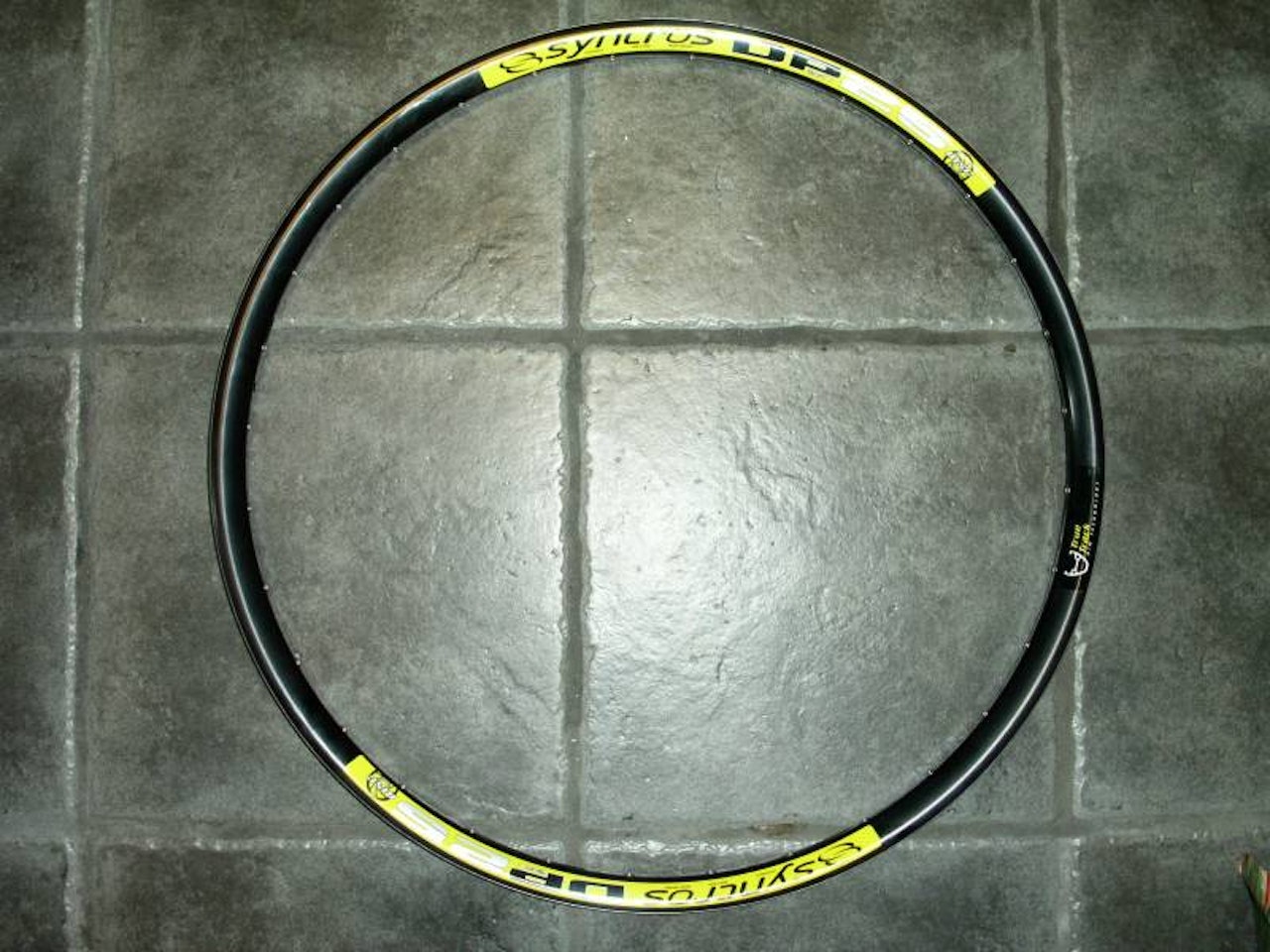 Syncros: En helt ny felg fra Syncros som etter sigende skal være skreddersydd for stisykling i grovt terreng. Syncros: En helt ny felg fra Syncros som etter sigende skal være skreddersydd for stisykling i grovt terreng.