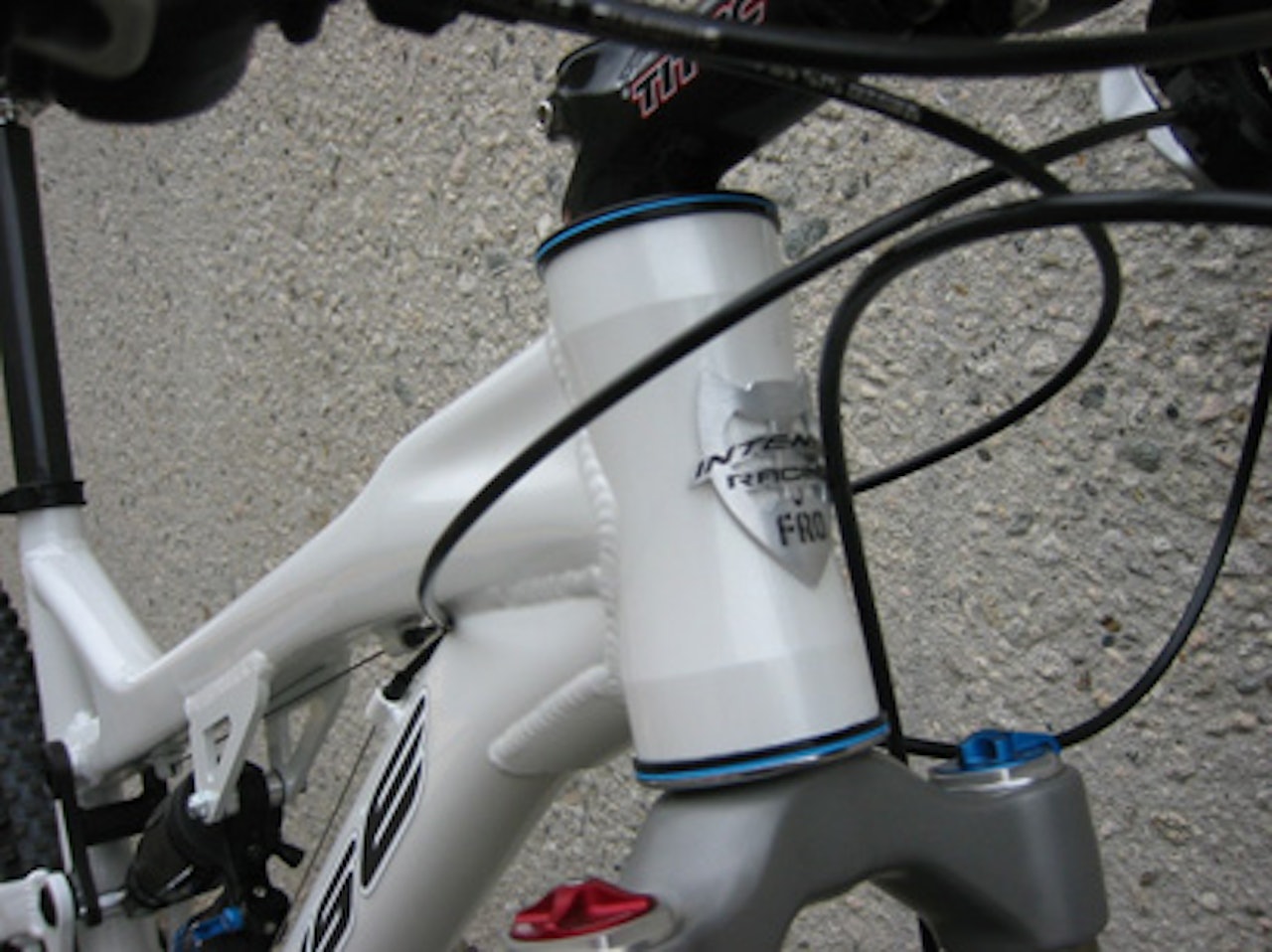 Full frontal Intenses nye kjerre byr på enten 5,5 (14 cm) eller 5,75 (14,6 cm)  tommer vandring. Full frontal Intenses nye kjerre byr på enten 5,5 (14 cm) eller 5,75 (14,6 cm)  tommer vandring.