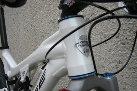 Full frontal Intenses nye kjerre byr på enten 5,5 (14 cm) eller 5,75 (14,6 cm)  tommer vandring. Full frontal Intenses nye kjerre byr på enten 5,5 (14 cm) eller 5,75 (14,6 cm)  tommer vandring.