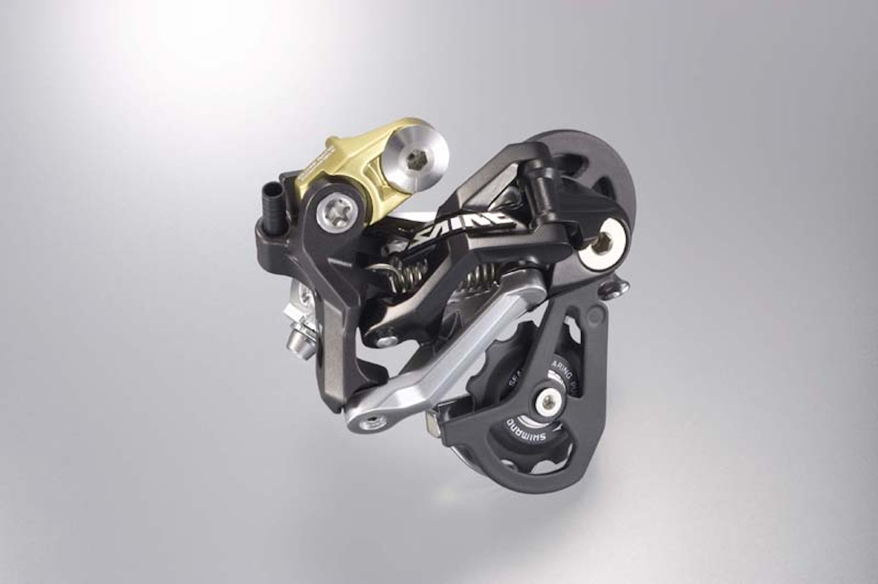 SHIMANO SAINT: Det nye bakgiret er stjernen i Saint-gruppa. Merk støtfangeren ytterst, som beskytter Shadow-giret mot direkte slag. shimano saint sykkelgir utfor sykling