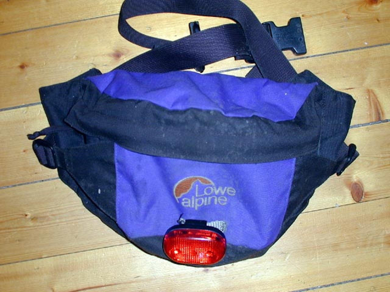 Lowe Alpine lager kjempefine rumpetasker. Festet for lykt har unge Johnsen laget selv. Lowe Alpine lager kjempefine rumpetasker. Festet for lykt har unge Johnsen laget selv.