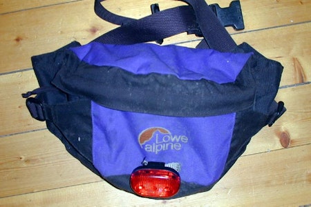 Lowe Alpine lager kjempefine rumpetasker. Festet for lykt har unge Johnsen laget selv. Lowe Alpine lager kjempefine rumpetasker. Festet for lykt har unge Johnsen laget selv.