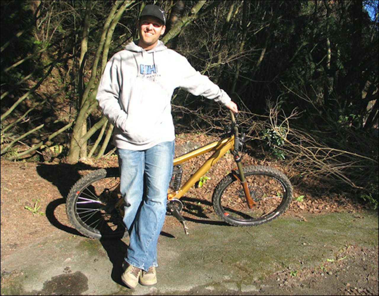 Se så pen han ble med norske klær. Bilde:NSMB.com Se så pen han ble med norske klær. Bilde:NSMB.com