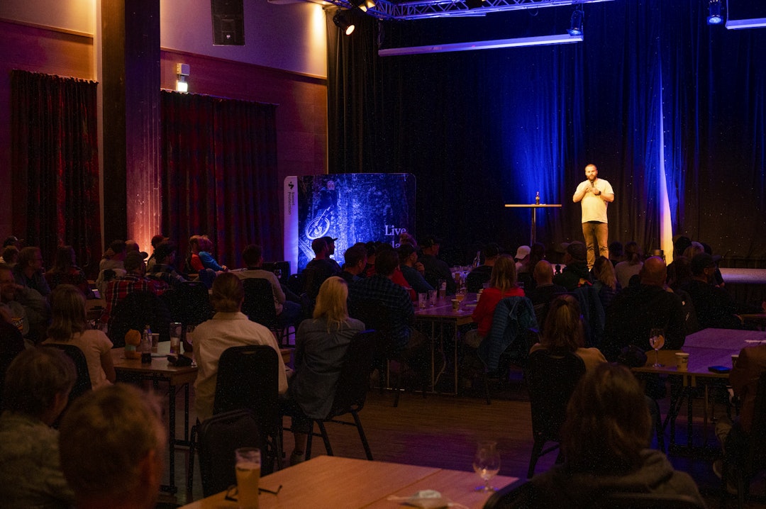 STANDUP: Kveldsundeholdningen er en vesentlig del av enhver festival med respekt for seg selv. Foto: Martin I. Dalen Utflukt 2021