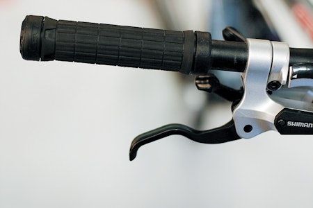 Mer plass 1: Gi deg selv litt mer plass. Flytt bremse- og girhendlene lenger inn på styret. Mer plass 1: Gi deg selv litt mer plass. Flytt bremse- og girhendlene lenger inn på styret.